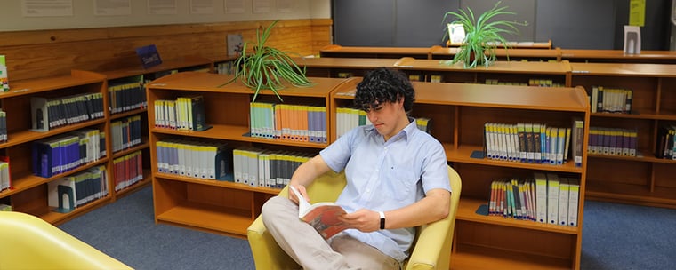 home-uss-alumno-leyendo