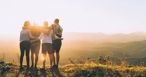 amigos en una montaña