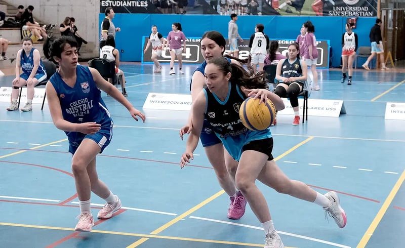 fotografía del equipo femenino atacando el aro de baloncesto