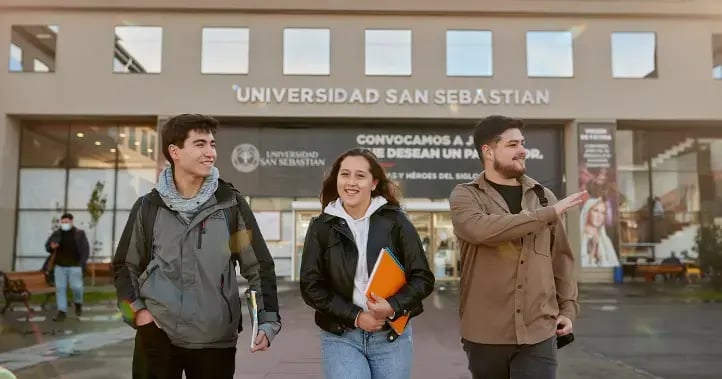 alumnos entrando al campus valdivia