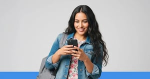 estudiante postulando a admision directa por su celular