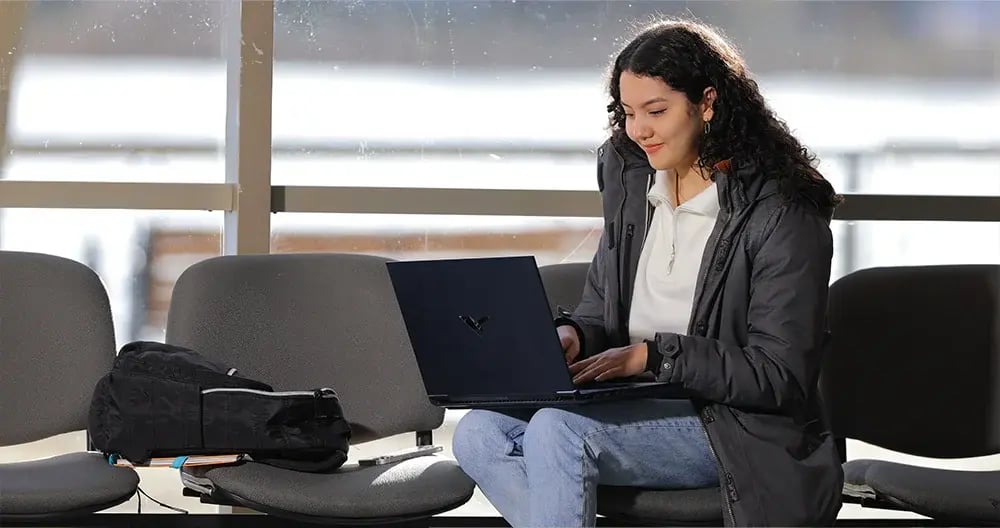 alumna de Valdivia en su laptop