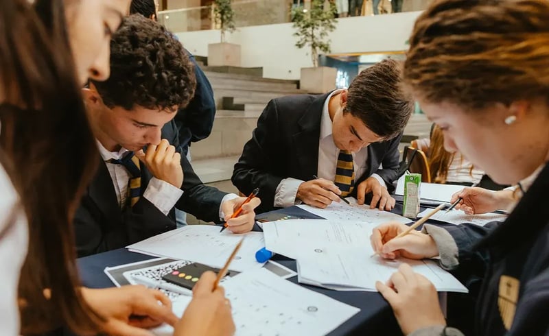 estudiantes-concentrados-resolvieldo-el-desafio