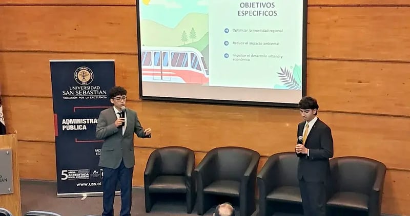 dúo de estudiantes exponiendo su ideas que transforman