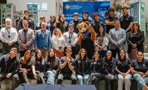 foto grupal de los ganadores y los organizadores del duelo matemático uss incluyendo al puma Seba