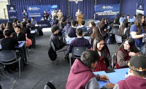 estudiantes listos para comenzar el gran duelo matemático