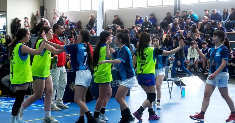 niñas saludándose amistosamente despues del partido