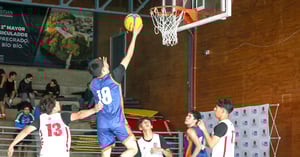 luchando por obtener un punto en basquetbol