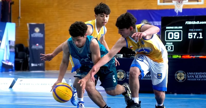 jugadores disputando el balón de basquetbol
