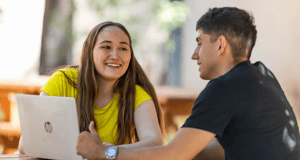 estudiantes sentados hablando de las alternativas de la prueba paes