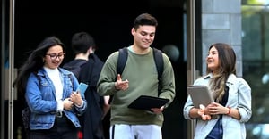 jovenes controando la ansiedad para los resultados de postulacion