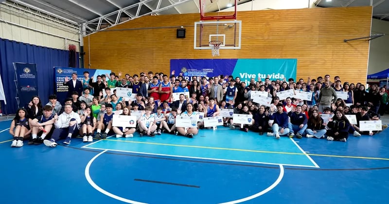 foto final con todos los participantes reunidos en el interescolar de basquetbol