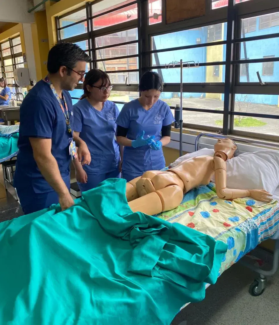 cover-alumnos-liceo-politecnico-miraflores-simulando-paciente