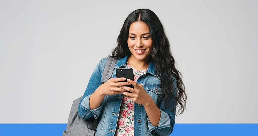 estudiante postulando a admision directa por su celular