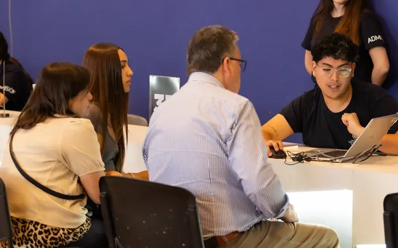 padres matriculando a su hija padres matriculando a su hija