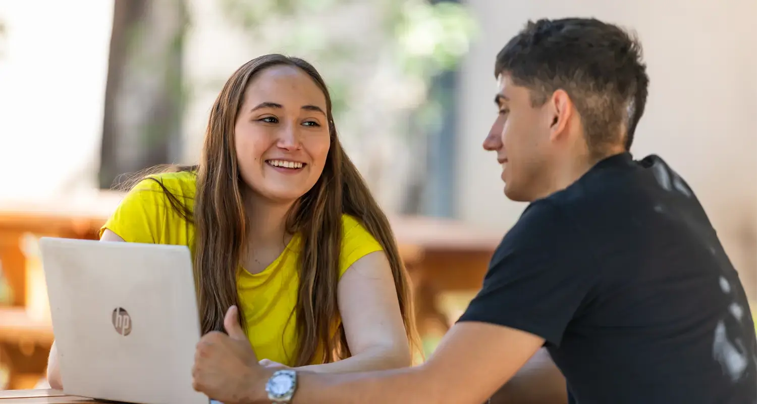 estudiantes sentados hablando de las alternativas de la prueba paes