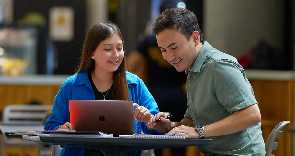 2 futuros estudiantes simulando sus beca y beneficios con sus puntajes paes 