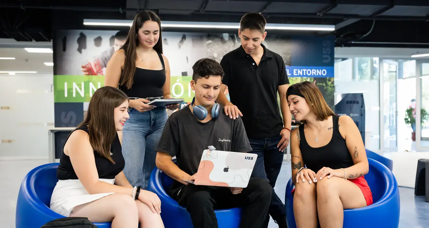 futuros alumnos viendo como seran los temarios de la prueba paes 2027